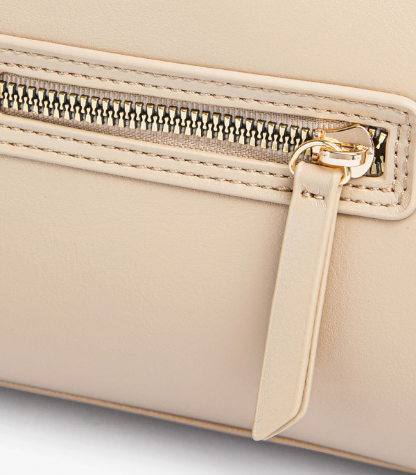 Close-up on the front zipper of the MOSSDOOM FIONA shoulder bag.