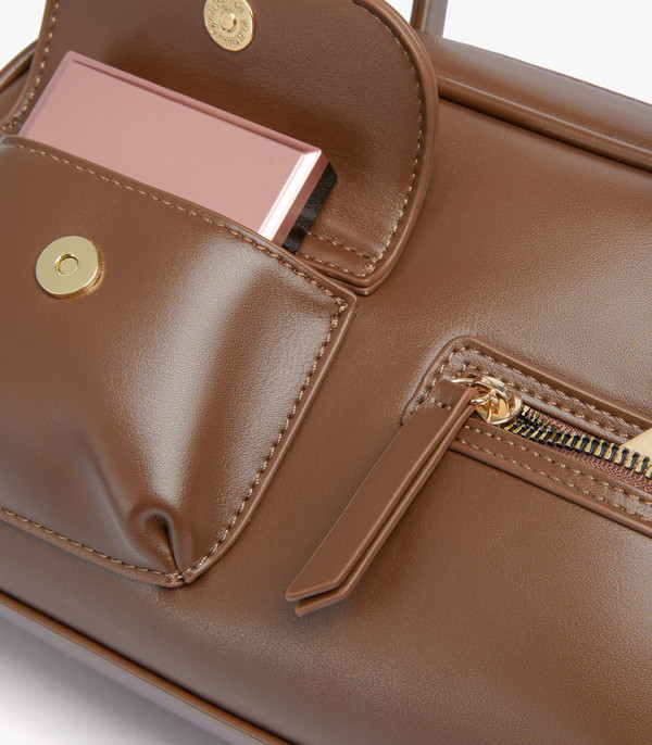 Close-up on the front pockets of the MOSSDOOM FIONA shoulder bag.