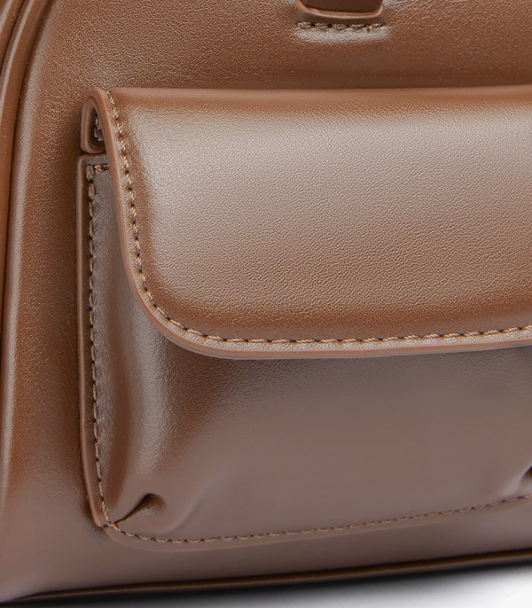 Close-up on the front pocket of the MOSSDOOM FIONA shoulder bag.
