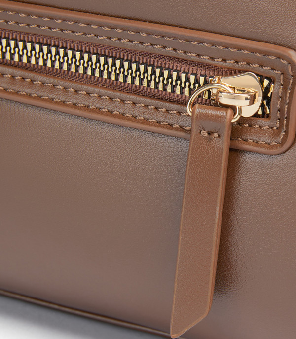 Close-up on the top zipper of the MOSSDOOM FIONA shoulder bag.