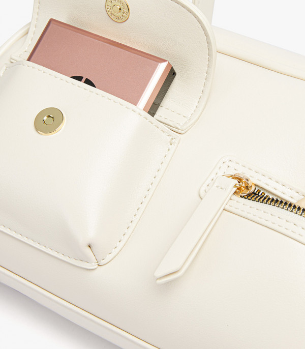 Close-up on the front pockets of the MOSSDOOM FIONA shoulder bag.