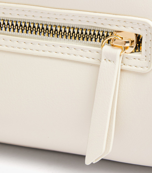 Close-up on the front zipper of the MOSSDOOM FIONA shoulder bag.
