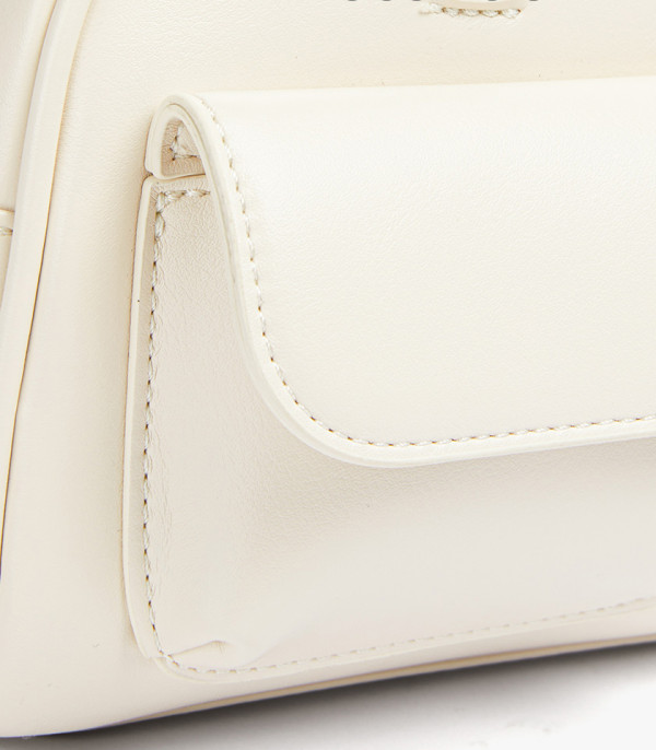 Close-up on the front pocket of the MOSSDOOM FIONA shoulder bag.