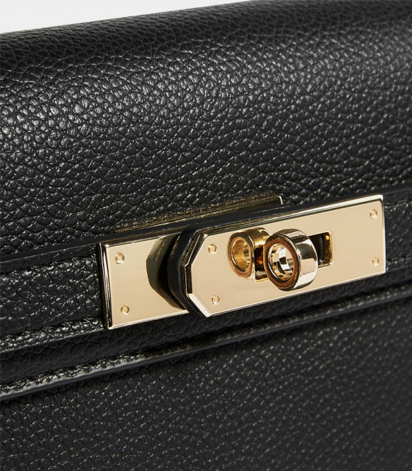 Close-up on the clasp of the MOSSDOOM JUNIA shoulder bag.