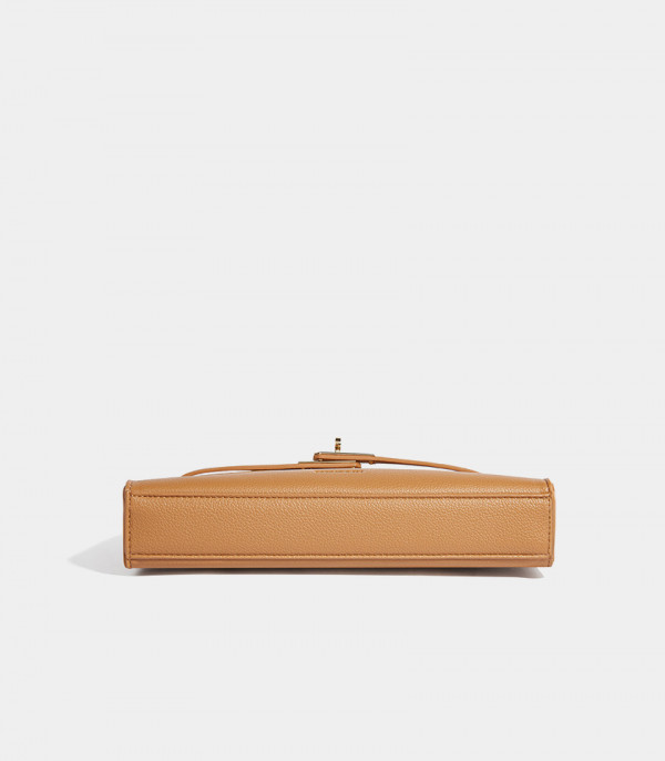 Vue du dessous du sac porté épaule MOSSDOOM JUNIA Couleur Camel.
