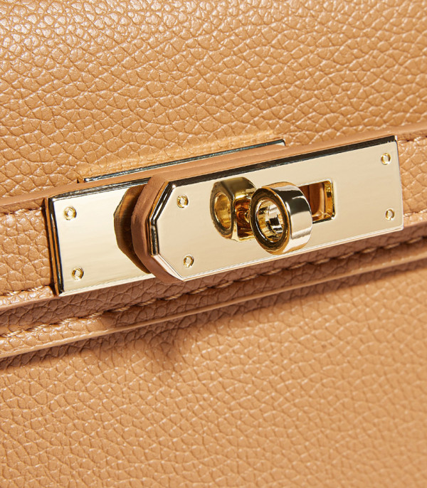 Close-up on the clasp of the MOSSDOOM JUNIA shoulder bag.