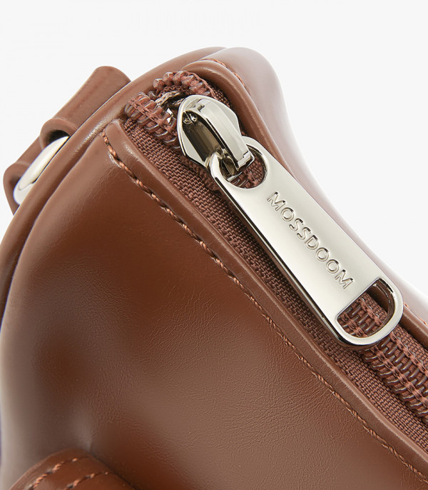 Close-up on the zipper of the MOSSDOOM LIORA shoulder bag in Coffee Color.