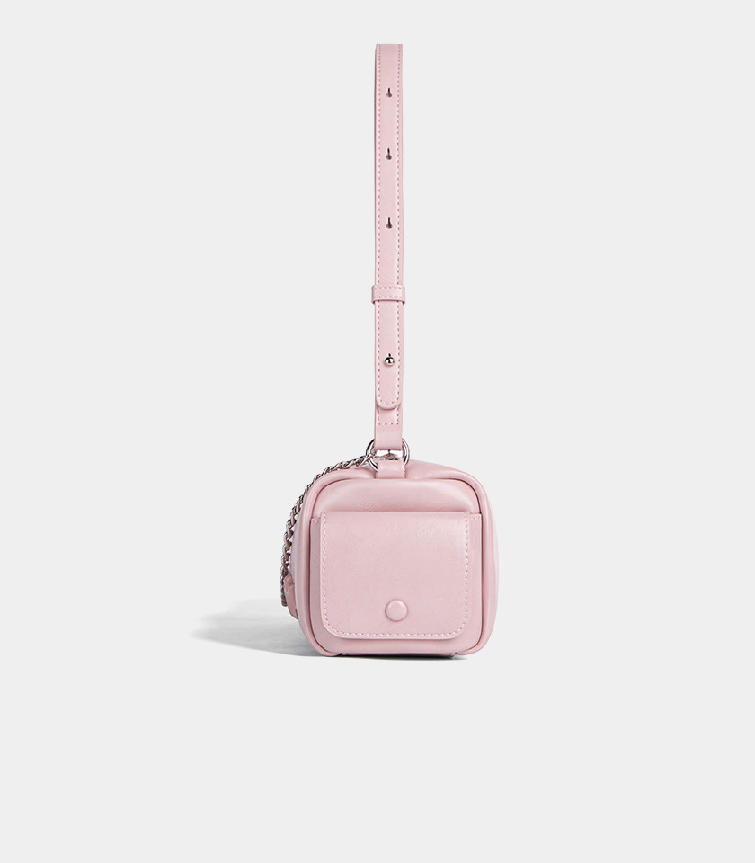 MOSSDOOM MAELYS shoulder bag, Salmon Color, three-quarter view with chain.