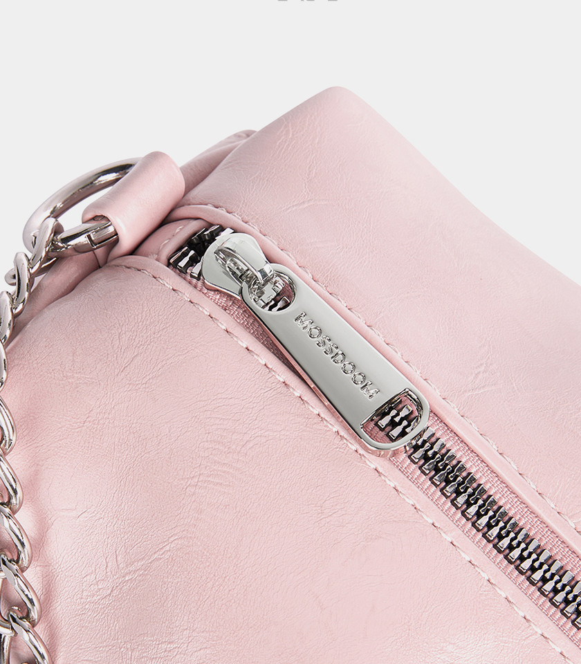 MOSSDOOM MAELYS shoulder bag, Salmon Color, three-quarter view with chain.