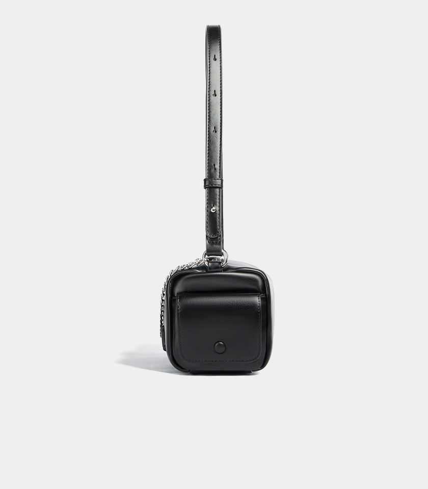 MOSSDOOM MAELYS shoulder bag, Black Color, three-quarter view with chain.