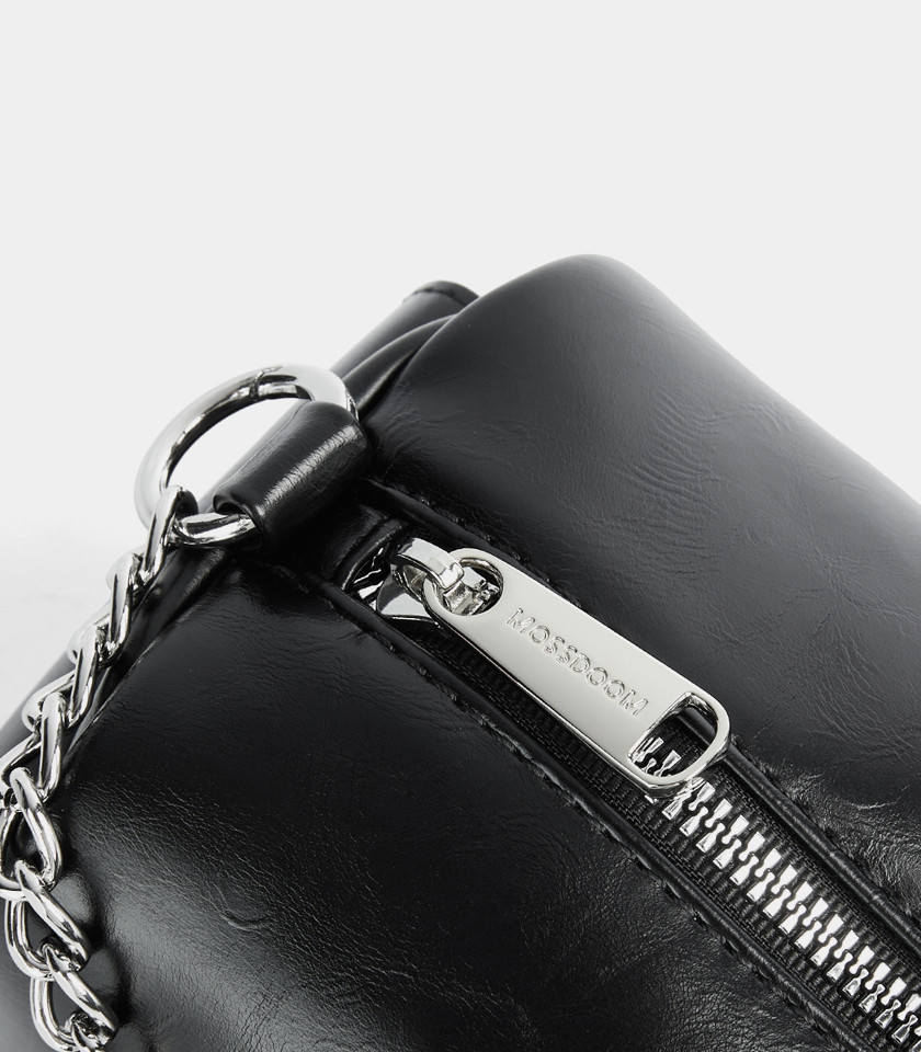MOSSDOOM MAELYS shoulder bag, Black Color, three-quarter view with chain.