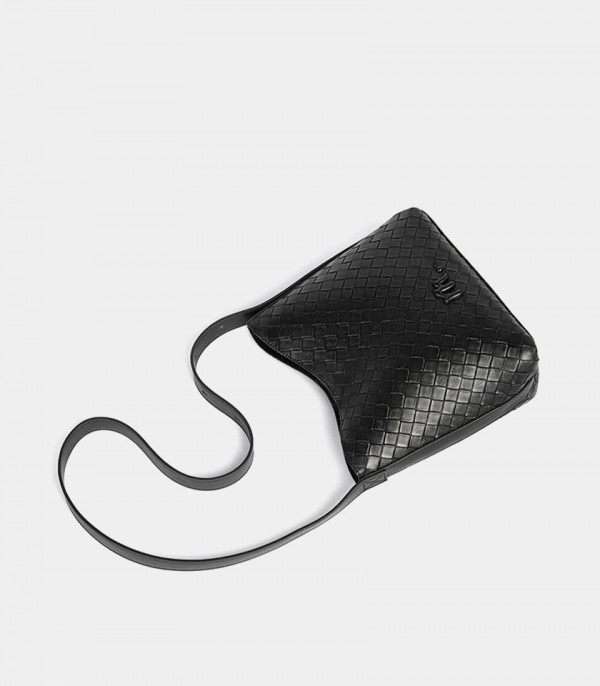 Top view of the CLARANCE woven shoulder bag - MOSSDOOM Black Color.