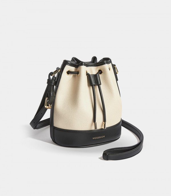 Vue de trois-quarts du sac seau Alicia MOSSDOOM noir et toile avec sa lanière.