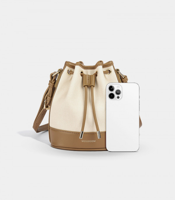 Size of the brown MOSSDOOM Alicia bucket bag compared to a smartphone.