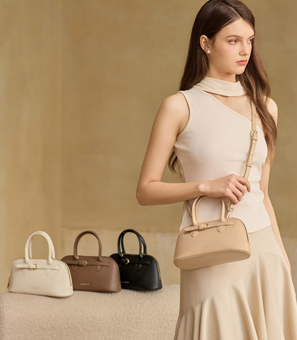 Model showcasing the MOSSDOOM Alaura handbag and its different colors.
