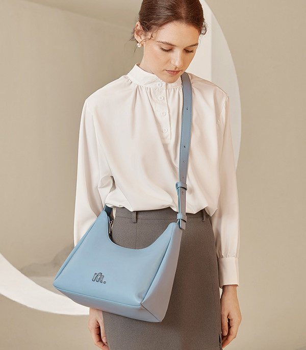 MOSSDOOM Deanna sky blue bag worn on the shoulder by a model.