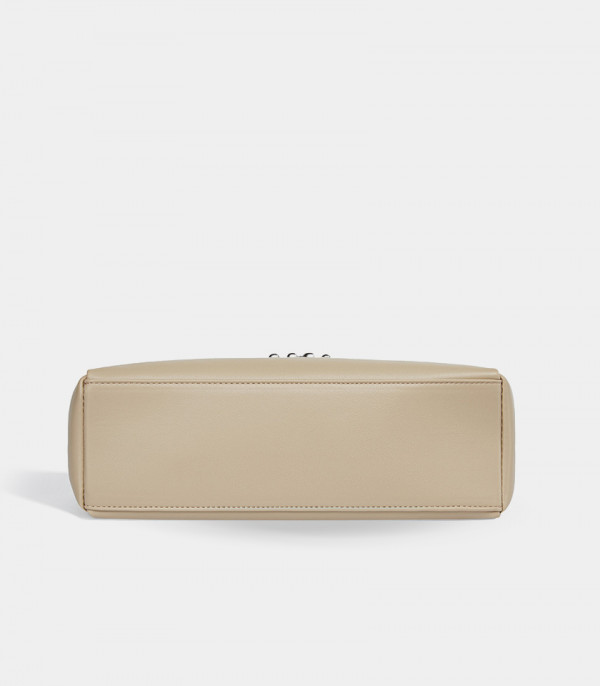 Vue du dessous du sac à main Deanna crème, montrant la base plate.