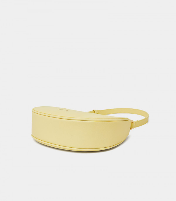 Unteransicht der senffarbenen Kattie Hobo-Tasche, die den Boden und die Nähte zeigt.