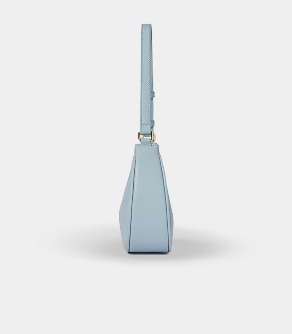 Profil du sac à main Kattie bleu ciel montrant les détails de la lanière ajustable.