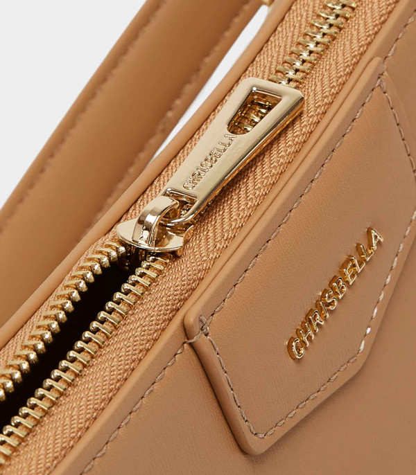 Close-up on the zipper and logo of the AMORETTA curved hobo bag – CHRISBELLA Camel COLOR.
