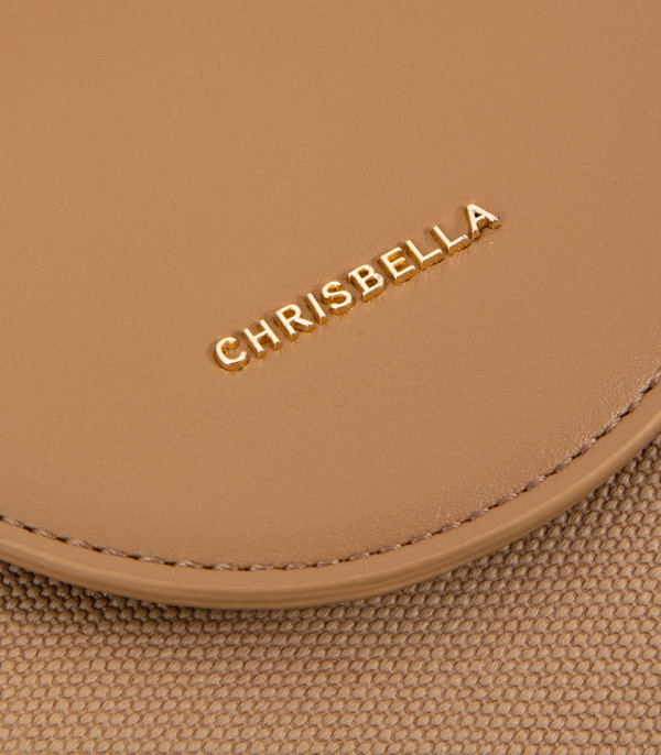 Primo piano sul logo della borsa a tracolla in tela SPALLA – CHRISBELLA colore Cammello.