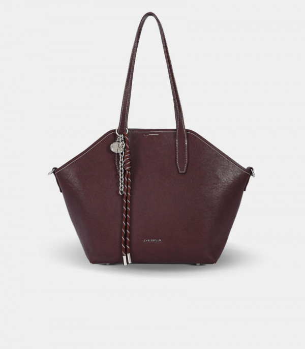 Borsa tote TRAPEZIO – CHRISBELLA colore Borgogna, vista frontale con ciondolo.