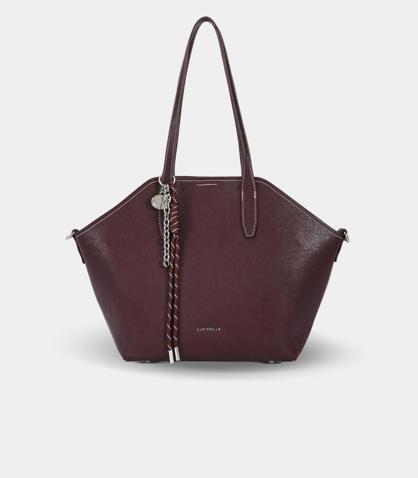 TRAPEZIO tote bag – CHRISBELLA Burgundy color, front view with charm.