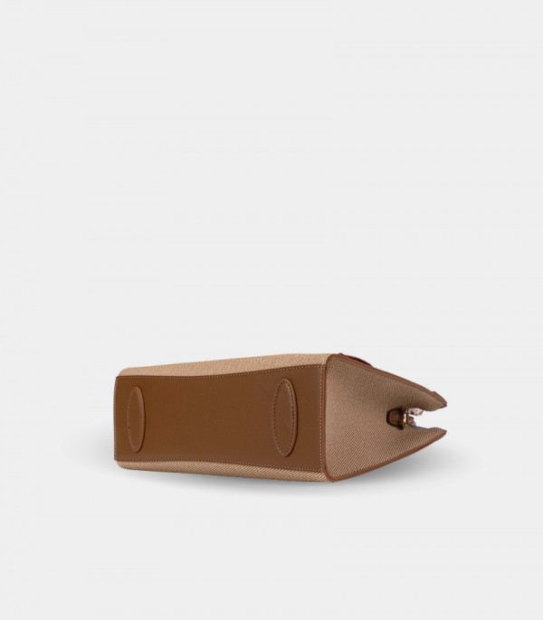Bottom view of the RAFFINATO structured handbag – CHRISBELLA Camel color.