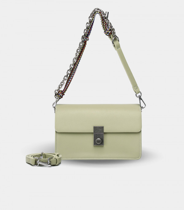 EMPREINTE FÉFÉ chain shoulder bag – Pistachio color, with its shoulder strap.