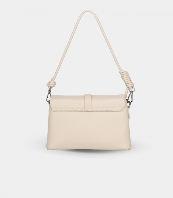 Vue arrière du sac bandoulière porté épaule – RÉSILIENCE FÉFÉ couleur Ivoire.