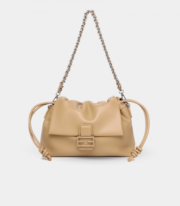 SOUPLESSE FÉFÉ Kettenschultertasche - in der Farbe Camel, Vorderansicht.