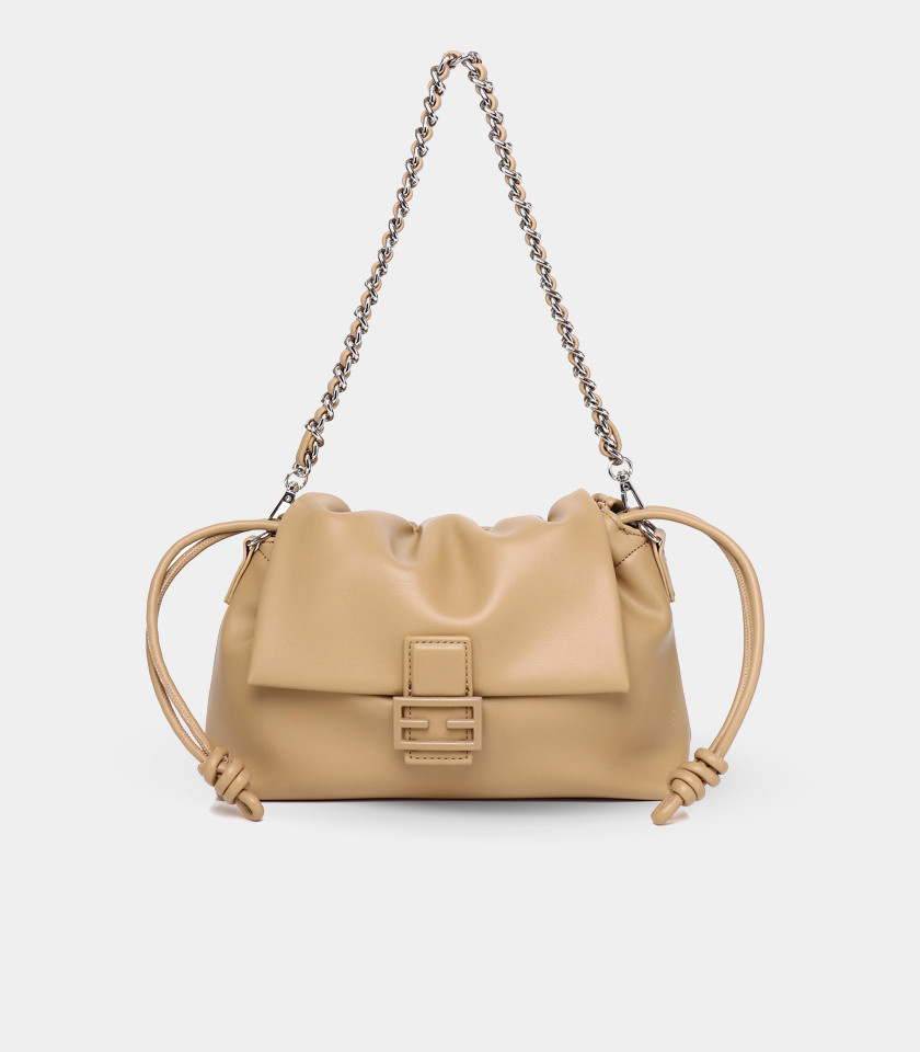 SOUPLESSE FÉFÉ Kettenschultertasche - in der Farbe Camel, Vorderansicht.