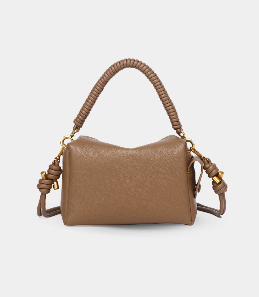 AISANCE FÉFÉ handbag with twist strap – Camel color, front view.