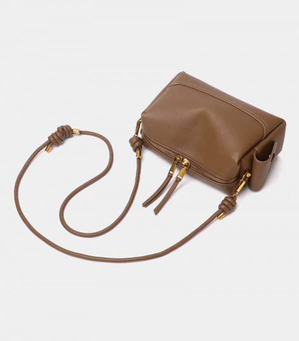 Top view of the AISANCE FÉFÉ handbag with twist strap – Camel color.