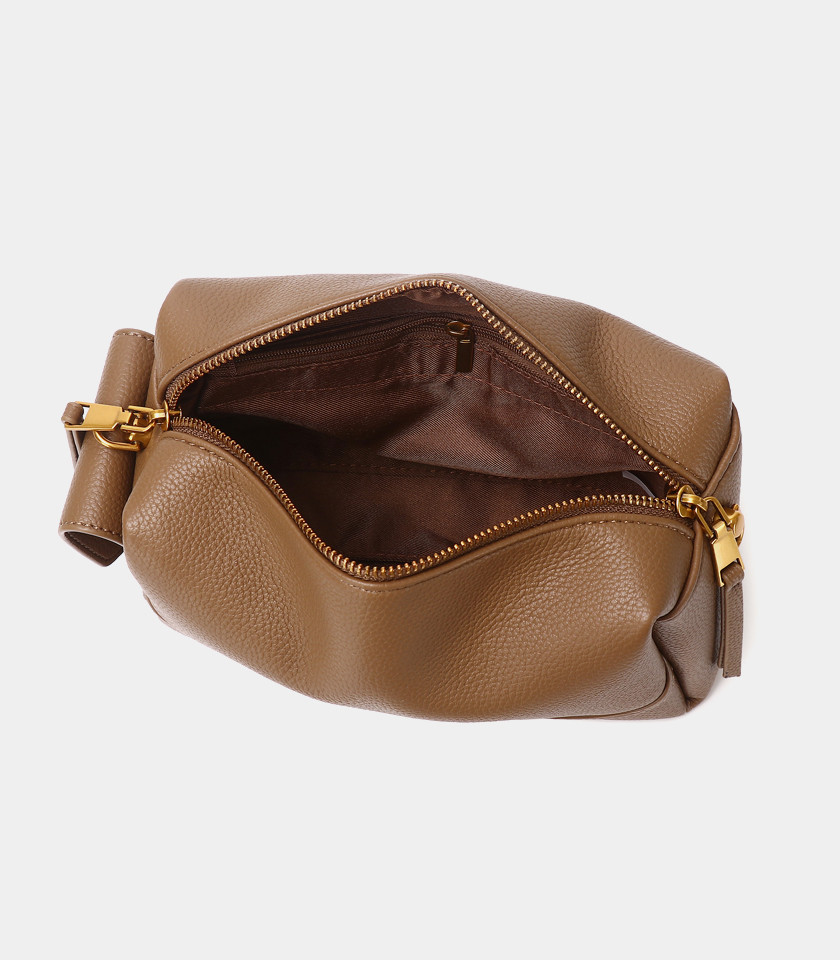 AISANCE FÉFÉ handbag with twist strap – Camel color, front view.