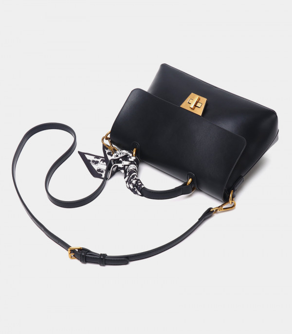 Top view of the SINGULIER FÉFÉ handbag with strap – Black color.