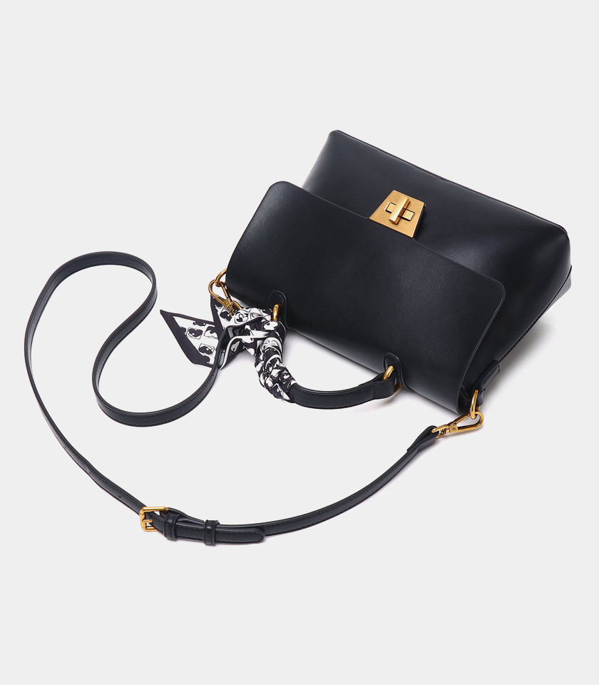 SINGULIER FÉFÉ handbag with strap – Black color, front view with scarf.