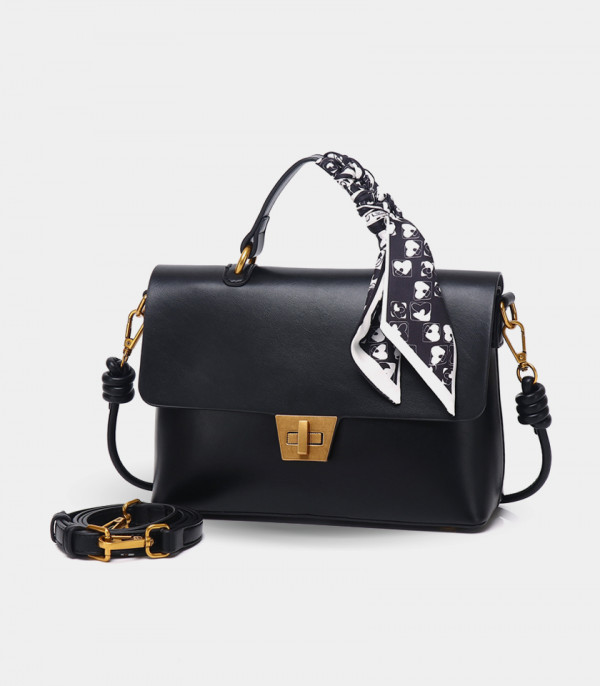 SINGULIER FÉFÉ handbag, Black color, with its removable shoulder strap.