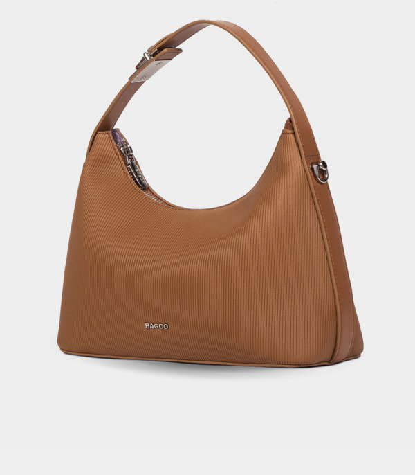 Bolsa hobo macia com alça HORIZON - BAGCO cor Café, vista de três quartos.