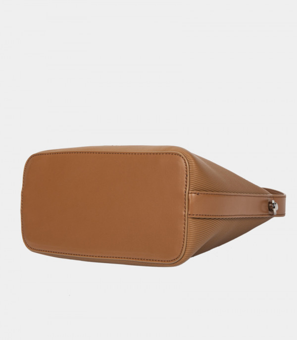 Vista inferior da bolsa hobo macia HORIZON - BAGCO cor Café.