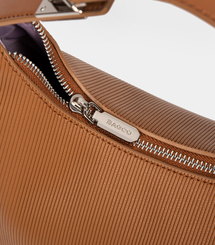 Bolsa hobo macia com alça HORIZON - BAGCO cor Café, vista frontal.
