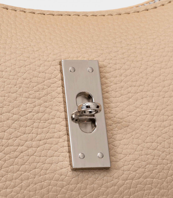 Close-up on the clasp of the SIGNATURE soft hobo bag - BAGCO.