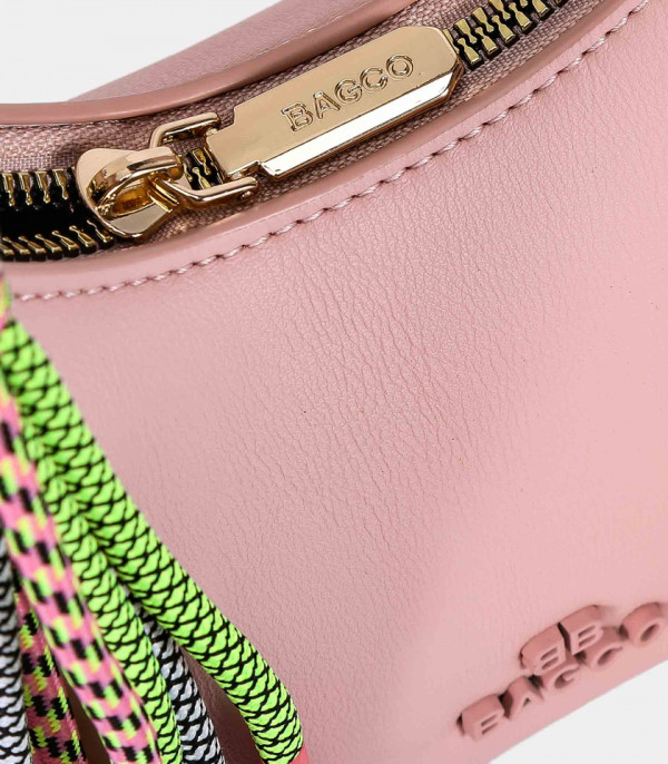 Gros plan sur la fermeture éclair du mini sac hobo en demie-lune ORIGINE couleur Saumon.