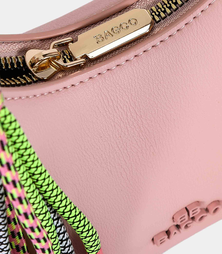 Mini sac hobo en demie-lune - BAGCO ORIGINE couleur Saumon, vue de face.