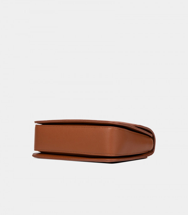 Bottom view of the AURA chain handle flap bag - BAGCO Camel color.