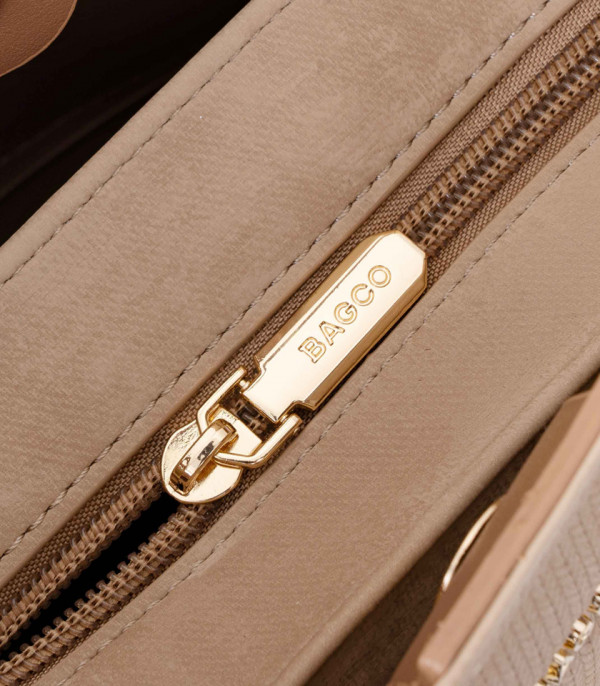 Close-up on the zipper of the HARMONIE soft canvas bucket bag - BAGCO.