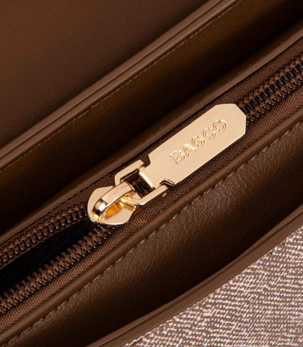 Close-up on the zipper of the SELENE shoulder bag - BAGCO.