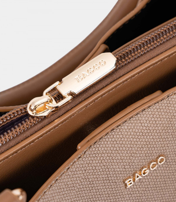 SYMBIOSE structured handbag - BAGCO Cream color, with its shoulder strap.