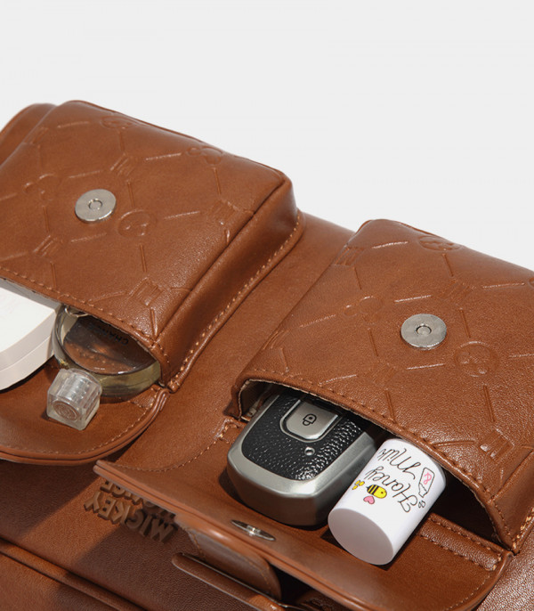 Close-up on the front pockets of the DISNEY MICKEY MOUSE bowling bag, Camel color.