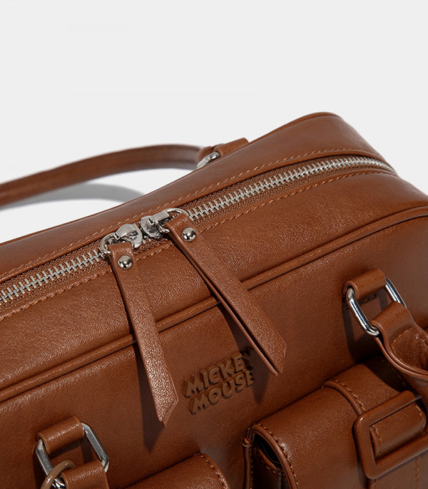 Zipper and logo details on the DISNEY MICKEY MOUSE bowling bag, Camel color.